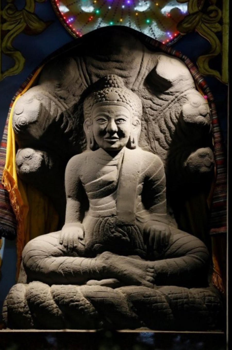 Trong không gian nội thất dinh thiết trí ba án thờ. Án chính giữa thờ tượng Bà Chiêm Sơn. Đây là pho tượng Champa tạo tác từ đá sa thạch cao 85cm, tượng tạo hình trong tư thế ngồi kiết già trên thân rắn cuộn tròn tạo thành bệ tượng rộng 90cm, bảy đầu rắn làm thành phù điêu phía sau lưng tượng và tỏa lên phía trên để bảo hộ, che lấy đầu tượng cao 85cm. Ảnh TL