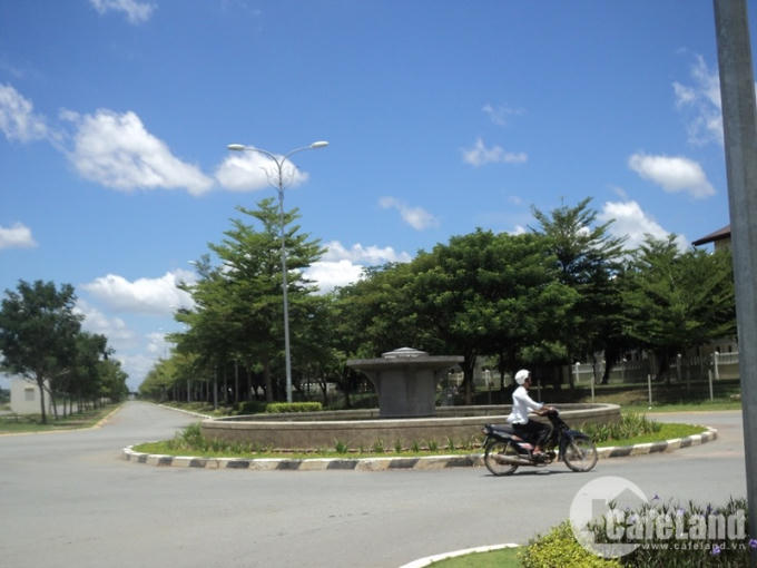 Sự trầm lắng của thị trường bất động sản Bình Dương kéo theo số phận lận đận của khu đô thị Ecolakes Mỹ Phước suốt nhiều năm qua.