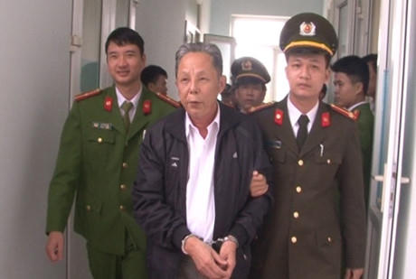 Ông Trần Văn Quân, nguyên Chủ tịch UBND xã Hải Yến bị cơ quan điều tra thi hành lệnh bắt tạm giam 4 tháng.