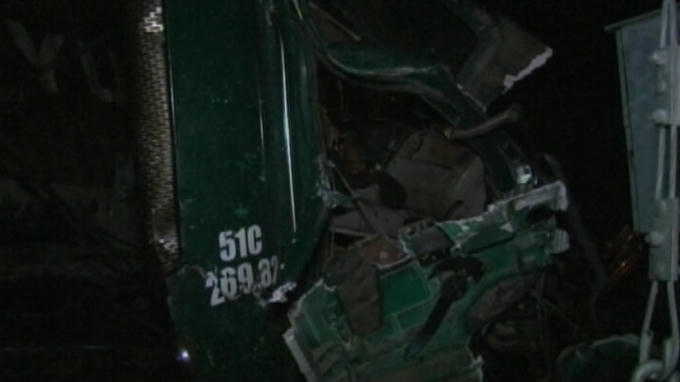 Đầu xe container bẹp dúm.