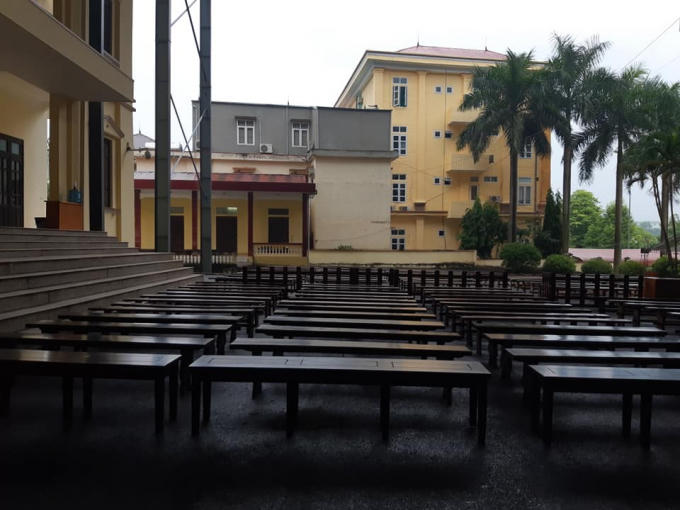 Ngoài ra, tham gia xét xử còn có một thẩm phán dự khuyết, hai hội thẩm nhân dân dự khuyết và hai thư ký phiên tòa dự khuyết.