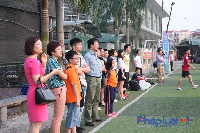 Giải đấu diễn ra trong không khí vui tươi, phấn khởi cùng tiếng hò reo của cổ động viên xung quanh.