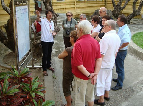 Các hướng dẫn viên du lịch sẽ thuyết minh theo nội dung Sở Du lịch cung cấp. Ảnh: VOV.