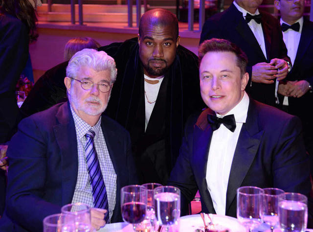 Elon Musk thường xuyên qua lại với giới sao Hollywood. Anh quen biết nhiều nghệ sĩ nổi tiếng thông qua các buổi tiệc tùng. Trong ảnh, Elon xuất hiện bên đạo diễn George Lucas (ngoài cùng bên trái) và rapper Kanye West (giữa).