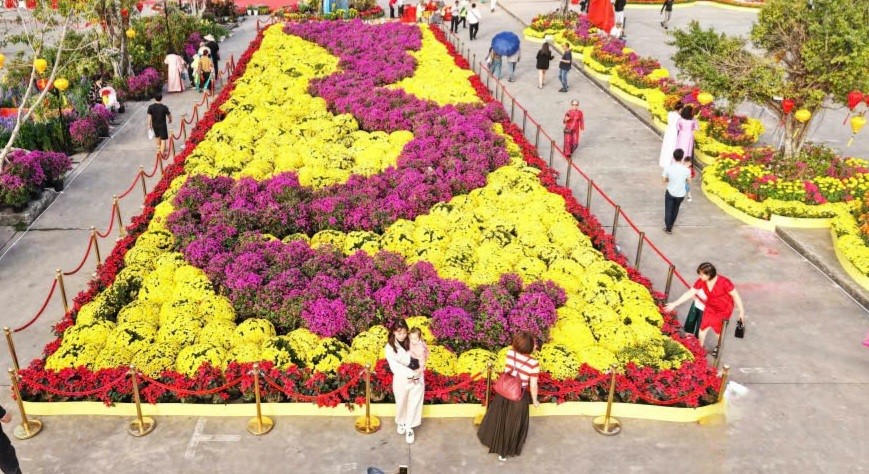 Thảm hoa nghệ thuật quy mô lớn tạo điểm nhấn check-in ấn tượng trong dịp Tết Bính Ngọ 2026.