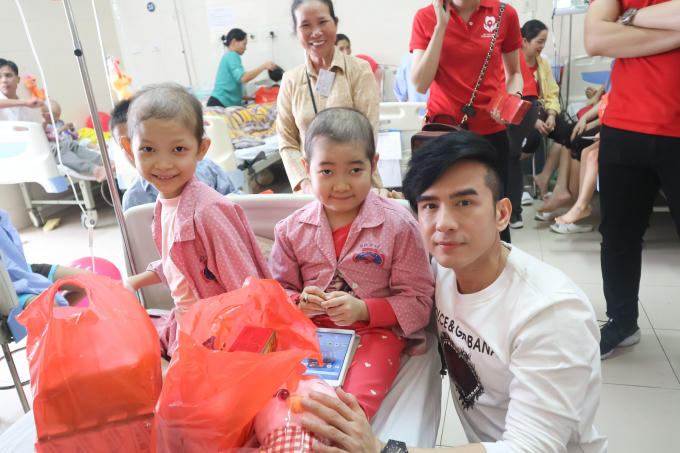 Ca sĩ Đan Trường hát và tặng quà cho các em nhỏ.