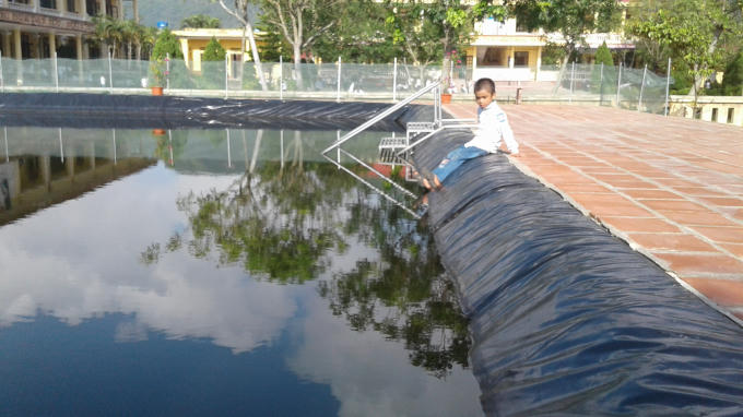 Bể bơi nhìn như đầm tôm, không được các cấp có thẩm quyền phê duyệt, không đảm bảo an toàn cho học sinh. Ảnh: Nguyệt Chi