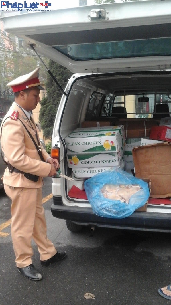 Toàn bộ tang vật được chuyển về trụ sở công an để tiến hành xử lý.