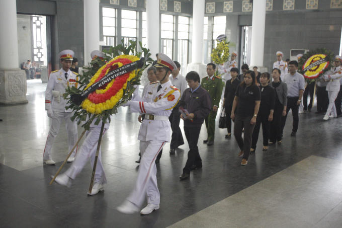 Hàng nghìn người dâng vòng hoa kính viếng cụ Hoàng Thị Minh Hồ.