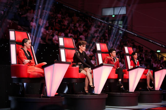 Giọng h&aacute;t Việt 2017 tập 11: T&ugrave;ng Anh g&acirc;y tranh c&atilde;i quyết liệt khi h&aacute;t hit