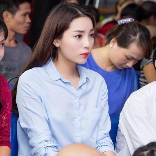 Sao Việt d&ugrave; mặc giản dị vẫn cuốn h&uacute;t khi đi l&agrave;m từ thiện