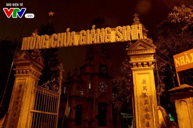 Dòng chữ mừng Giáng sinh nổi bật tại cổng vào nhà thờ