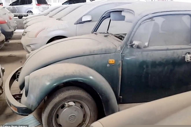 Xế hộp cổ Volkswagen Beetle cũng không khá khẩm hơn khi đầy bụi và hư hỏng nhiều.