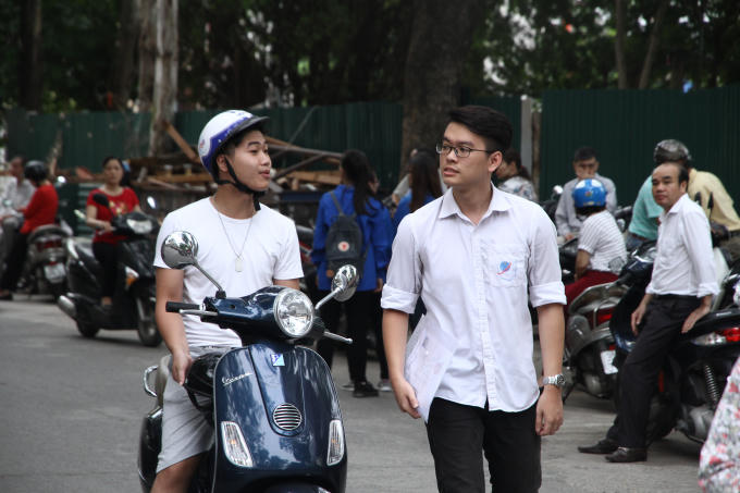 Thí sinh chuẩn bị vào phòng thi.