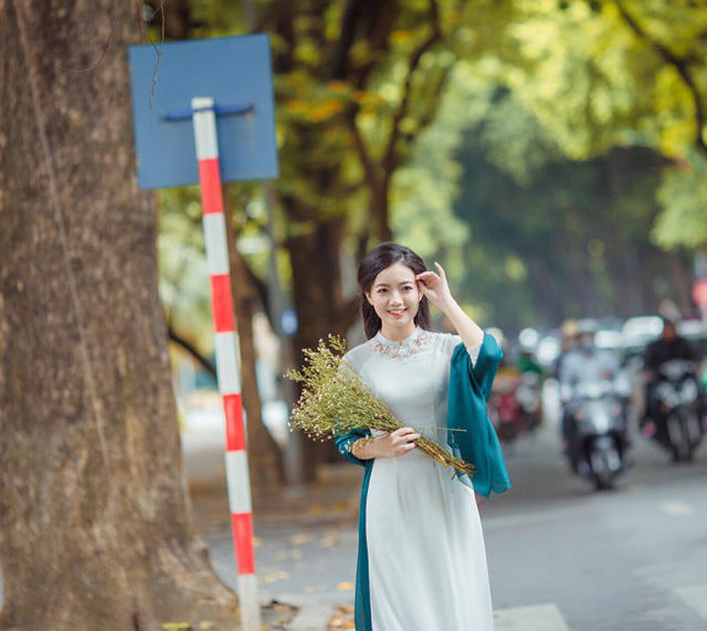 Sắc xuân mơn mởn của cô giáo trẻ giữa khung cảnh mùa thu tuyệt đẹp Hà Nội