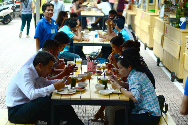 Phố hàng rong thứ 2 ở công viên Bách Tùng Diệp, quận 1, TPHCM đã hoạt động nhiều ngày nay.