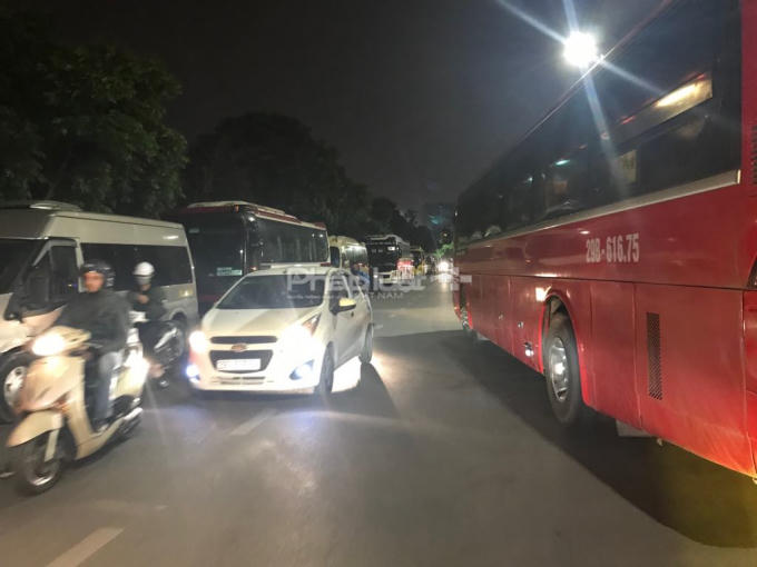Xe đổ 2 bên đường khiến các phương tiện đi lại vô cùng khó khăn