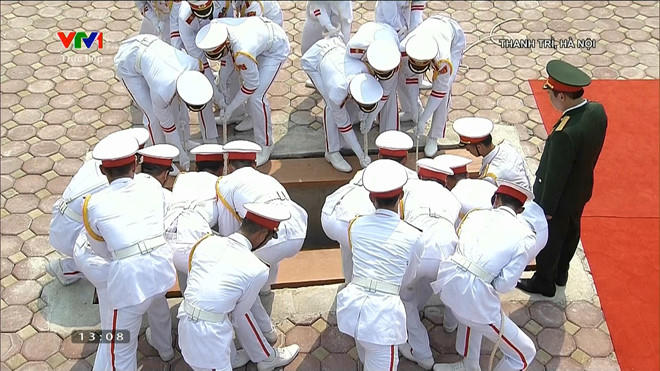 Tiêu binh di chuyển linh cữu nguyên Tổng Bí thư vào nơi an táng.