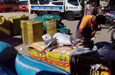 Một lượng lớn thực phẩm đang bốc m&ugrave;i h&ocirc;i thối