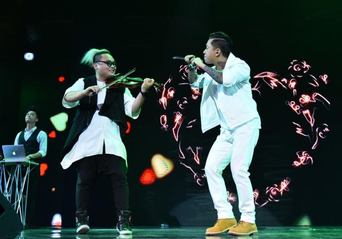 Trong live show, Tuấn Hưng nhiều lần nhắc đến nhắc đến ban nhạc Màu Nước với cảm xúc tự hào. Đây là ban nhạc riêng của anh và từng cùng Tuấn Hưng rong ruổi khắp 12 tiểu bang ở Mỹ để phục vụ khán giả.