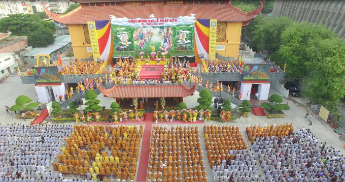 Đại lễ Phật đản nhìn từ trên cao