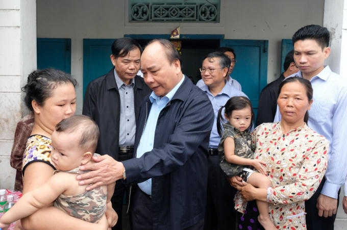 Thủ tướng Nguyễn Xuân Phúc thăm hỏi bà con vùng lũ tâm bão Khánh Hòa (ảnh: báo Chính Phủ).