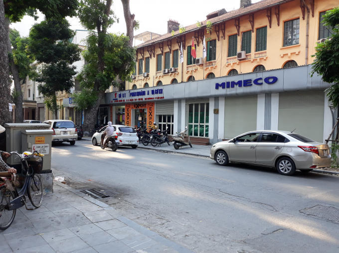 Một phần văn phòng của công ty cho thuê để kinh doanh quần áo.