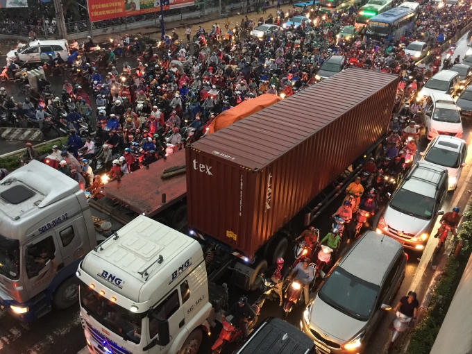Xe container, xe ô tô con, xe máy.. chen chúc nhau để vào trung tâm thành phố.
