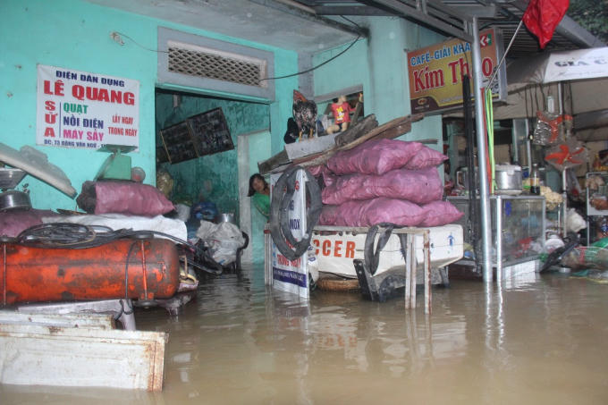 Nhiều nhà dân ngập sâu trong nước.