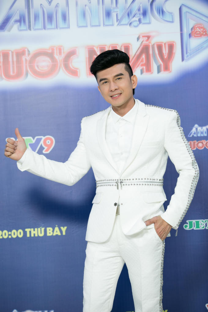 Đan Trường một thời “kiếp ve sầu” nay viên mãn bên vợ đẹp con ngoan