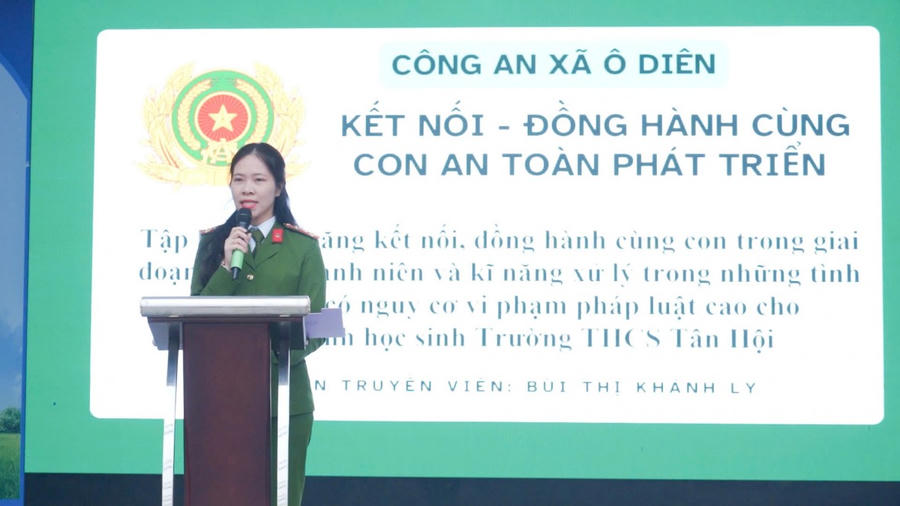 Tuyên truyền viên Công an xã Ô Diên phân tích các vấn đề mà trẻ vị thành niên gặp phải