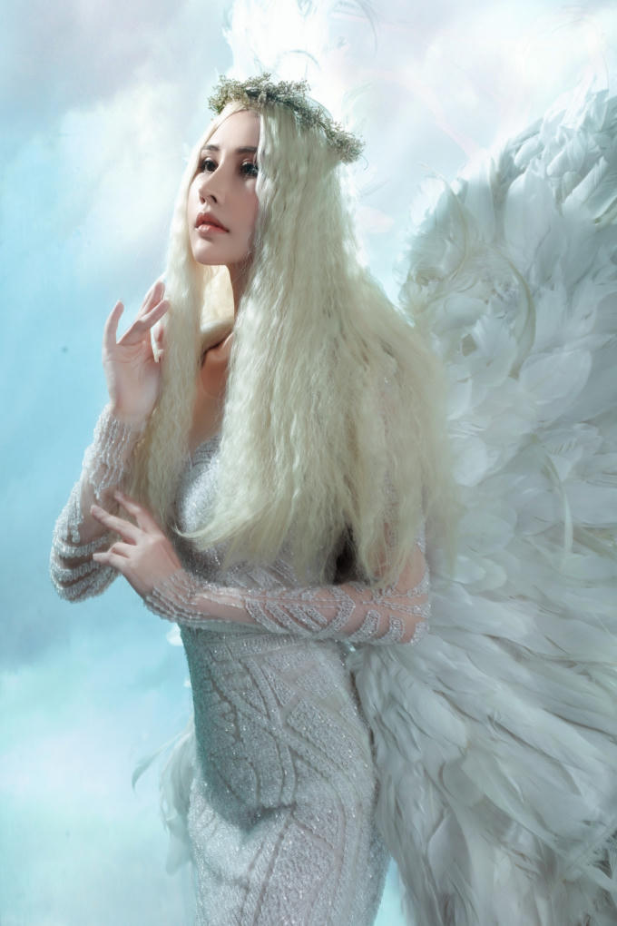 Vốn sở hữu gương mặt cá tính, hiện đại, có chất “Tây”, Chi Nguyễn luôn tận dụng khéo léo thế mạnh của mình.