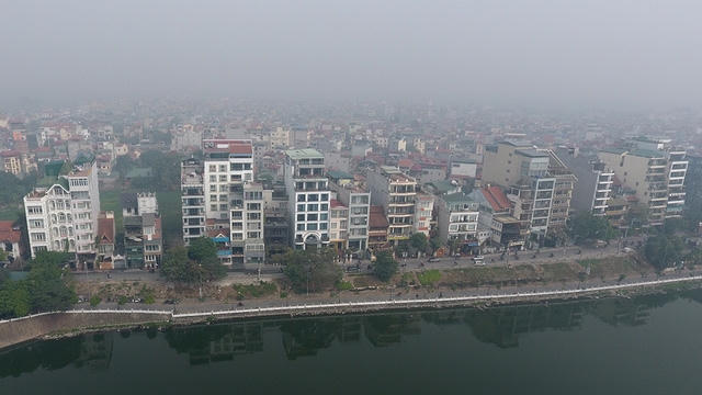 Ở vị trí này, mọi khi vẫn có thể quan sát thấy dòng sông Hồng uốn lượn và khu vực quận Long Biên. Tuy nhiên, giữa trưa nay không còn nhìn thấy đường chân trời.