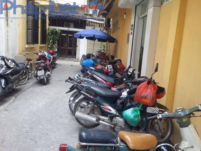 Hiện tại, một số hộ dân lấn chiếm diện tích ngõ đi chung để kinh doanh.