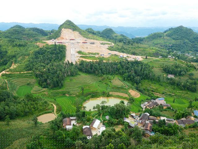 Trong sáng nay, dự án này đã bị Bộ Văn hóa, Thể thao và Du lịch (VH, TT&amp;amp;DL) “tuýt còi” vì chưa tuân thủ 2 quy hoạch đã được Thủ tướng Chính phủ phê duyệt. (Ảnh chụp hồi tháng 8/2019 do bạn đọc Nguyễn Đức Cảnh cung cấp cho PV Dân trí). 