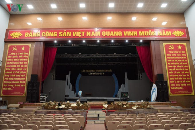 Phía trong sân khấu chính, BTC đang chỉnh trang lại các thiết bị âm thanh, ánh sáng...