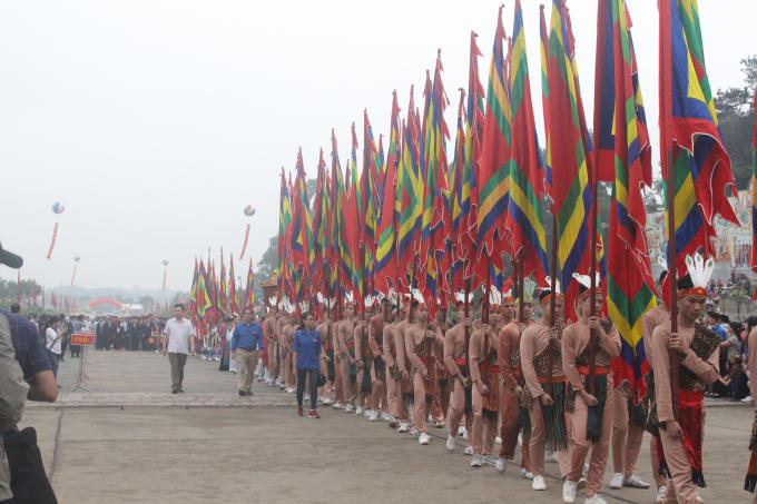 Sau khi đoàn nghi lễ, đại biểu lên đền Thượng, lực lượng chức năng cùng sinh viên tình nguyện tạo thành các vòng bảo vệ, siết chặt an ninh từ sân lễ hội đến chân núi Nghĩa Lĩnh.