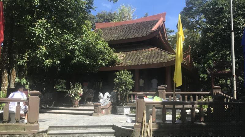 Đền thờ Bác trên đỉnh Ba Vì (Hà Nội).