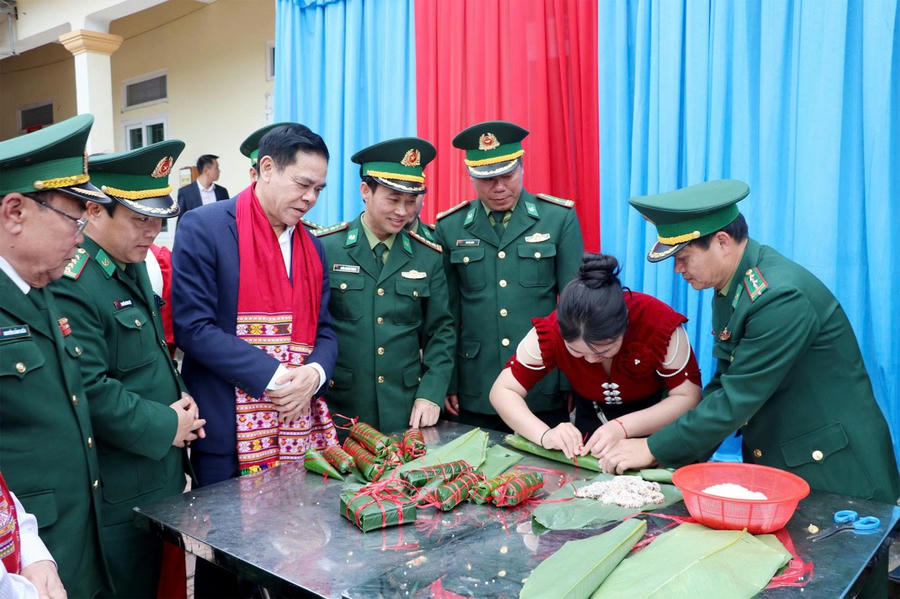 Chủ tịch UBND tỉnh Nghệ An cùng bà con gói bánh chưng, bánh tét tại Chương trình.