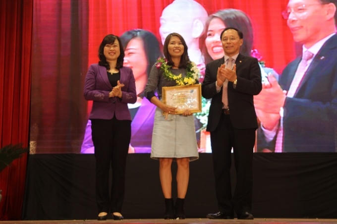 Giải nhất của nhóm loại hình Báo in - Báo Mạng điện tử thuộc về tác giả Lê Thị Tuyết, báo Lao Động với bài "Những người xóa mù luật cho công nhân".