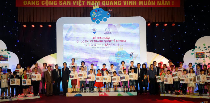 Lãnh đạo TMV, Bộ GDDT và Ban giám khảo chụp ảnh lưu niệm cùng thí sinh đạt giải.
