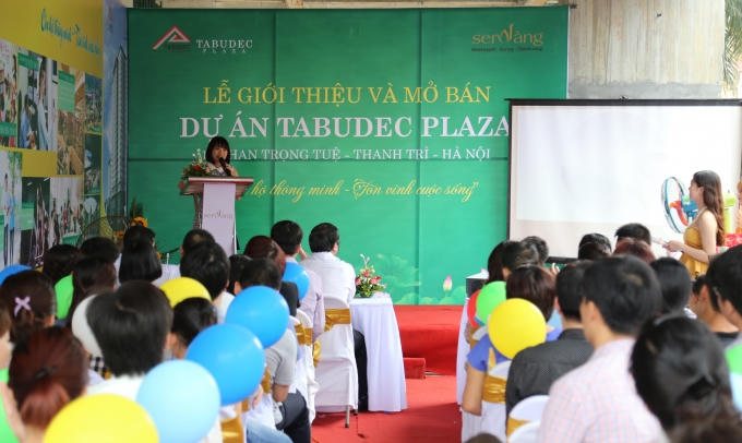 Bà Nguyễn Thị Bích Ngọc - Tổng giám đốc Công ty cổ phần dịch vụ bất động sản Sen Vàng phát biểu tại buổi lễ.