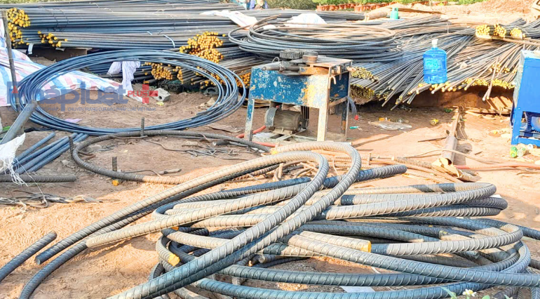 Theo thiết kế, cầu Mễ Sở có tổng cộng 116 cọc khoan nhồi, đường kính 2,2m. Với tiến độ trung bình mỗi ngày khoan 1 cọc, dự kiến việc thi công cọc sẽ hoàn thành sau khoảng 4 tháng, trước khi chuyển sang giai đoạn thi công đài móng và trụ cầu. Trong ảnh: Sắt thép phi lớn được công nhân làm theo thiết kế.