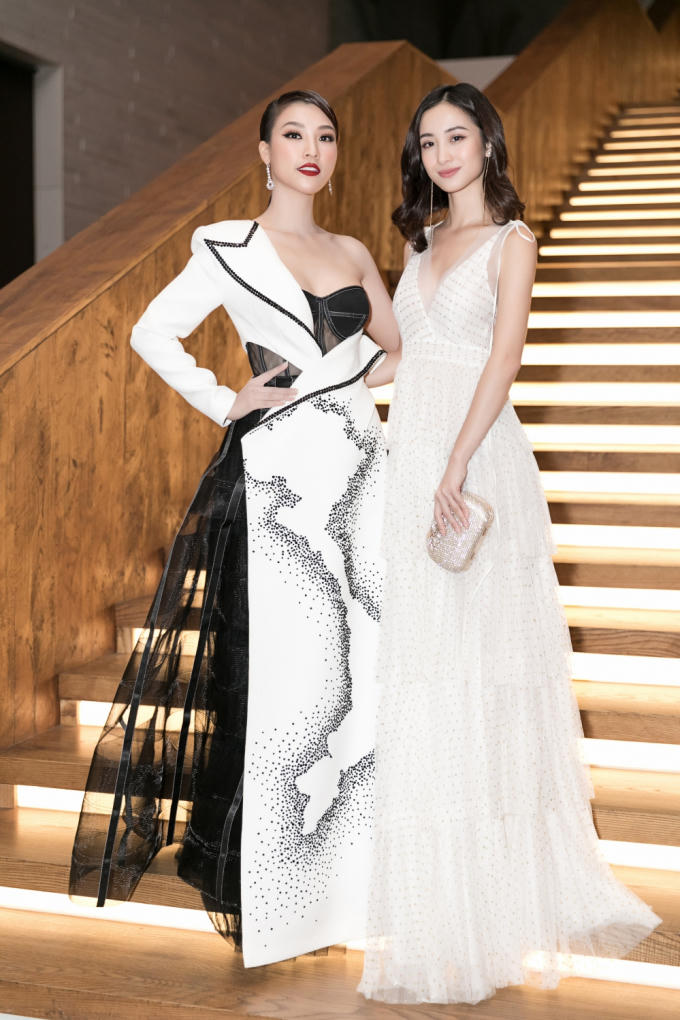 Hoàng Oanh diện trang phục bản đồ Việt Nam, đeo trang sức tiền tỷ nổi bật tại sự kiện