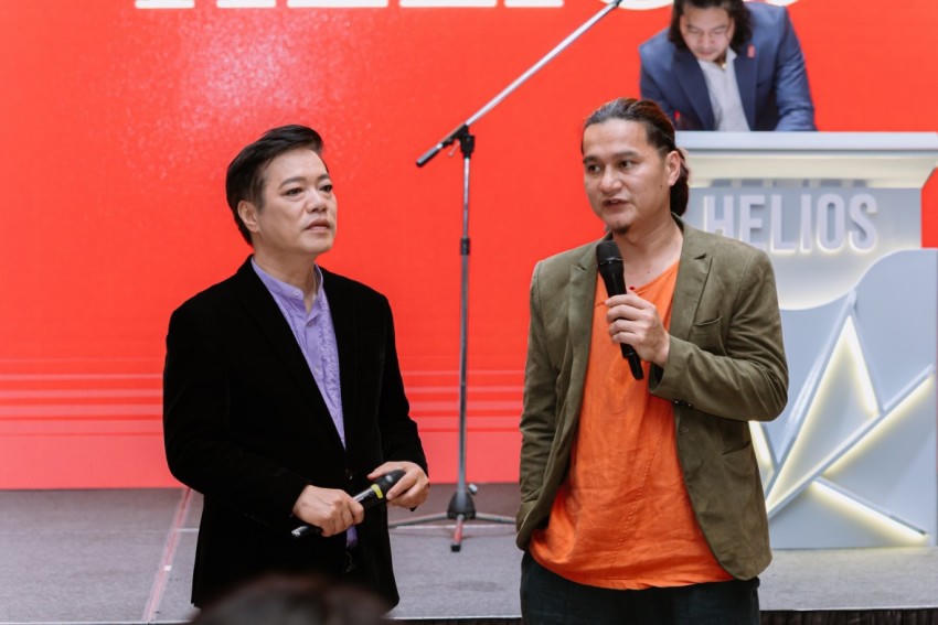 Hoạ Sỹ Nguyễn Thế Dung (áo cam).