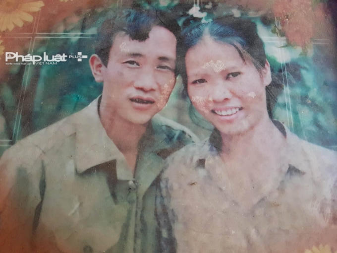 Ảnh hai vợ chồng ông Hàn Đức Long bà Mai chụp năm 1995. Ảnh Quốc Đô