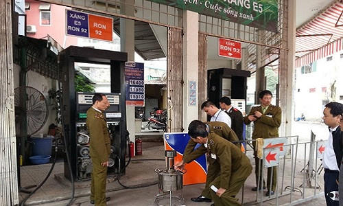 Cửa hàng xăng dầu của Công ty Mai Hoa tại bị lực lượng liên ngành kiểm tra.
