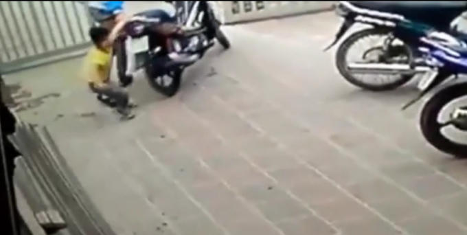 Bé trai phát hiện tên trộm liền chạy ra túm lấy đuôi xe kéo lại.