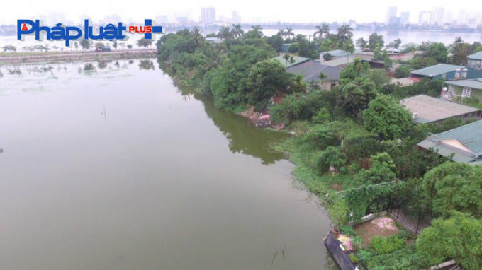 Hằng trăm căn nhà vườn, biệt thự ngang nghiên mọc lên trên mặt hồ Đầm Trị.