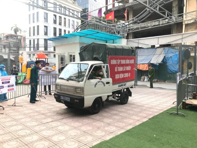 Trạm Y tế lưu động còn được bố trí đủ bàn tiếp đón, khu vực xét nghiệm Covid-19, khu cấp cứu, khu khám bệnh, phòng cách ly tạm thời...